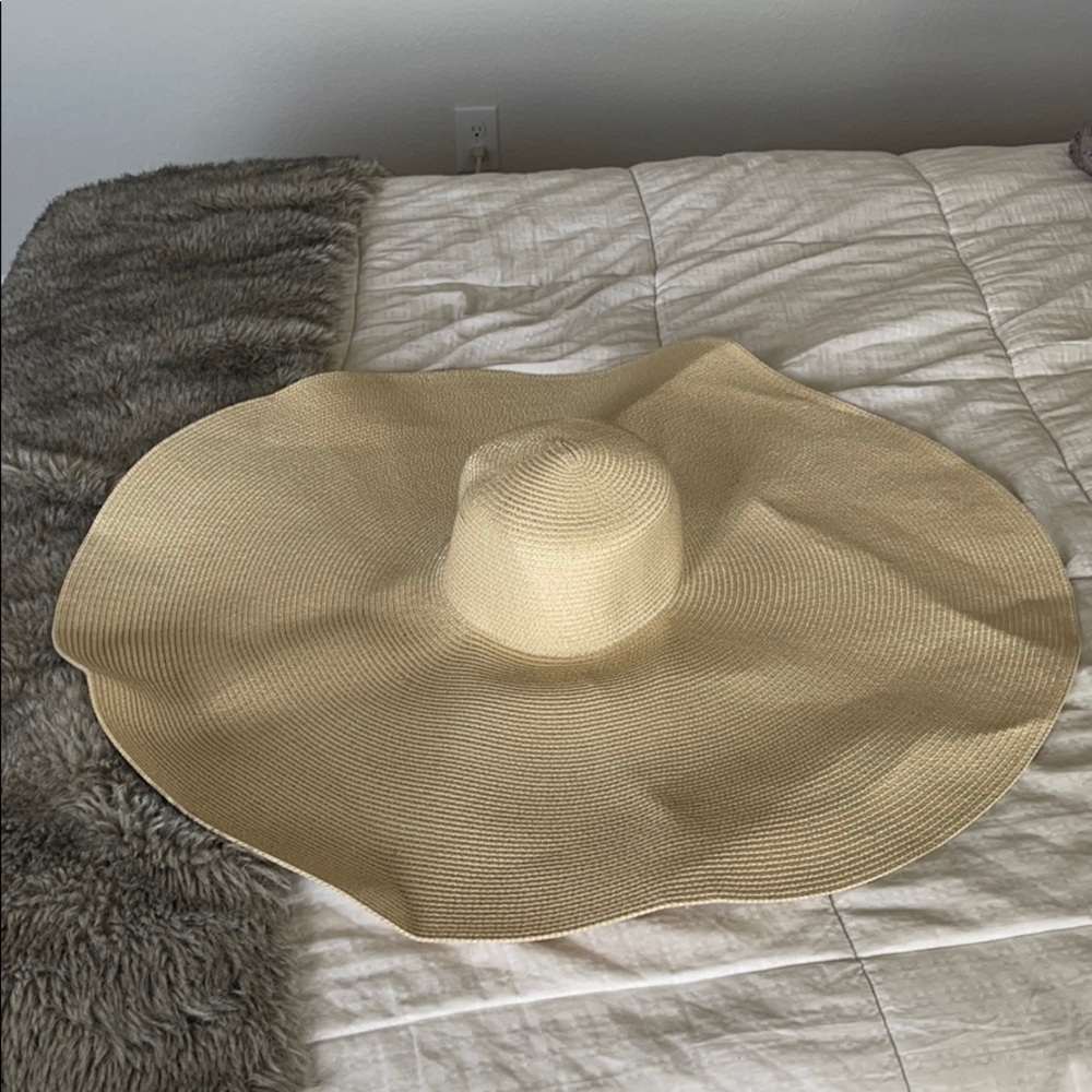 Big floppy hat